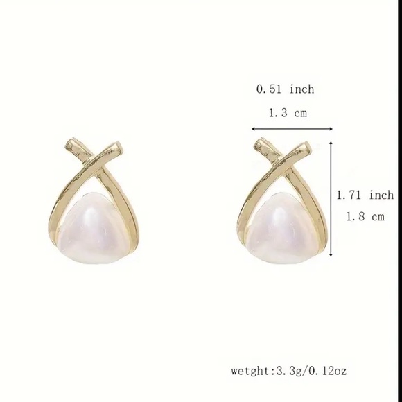 Triangle Geometric Pearl and Gold Earrings - Picture 7 of 7